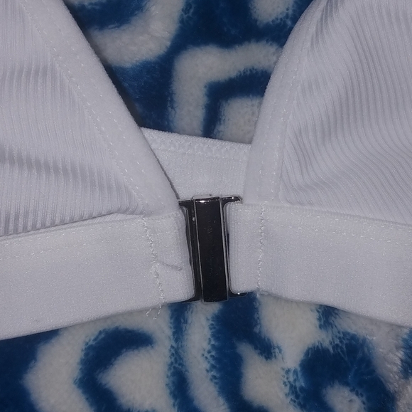 No Name Brand. Set of 3 front closure bras. Wireless. Never worn. - Picture 2 of 4